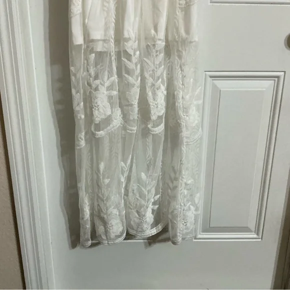 Elegant White Lace Dress - Picture 9 of 11